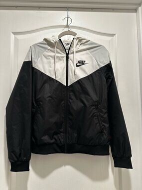 Nike Women’s Sportswear Windrunner Jacket